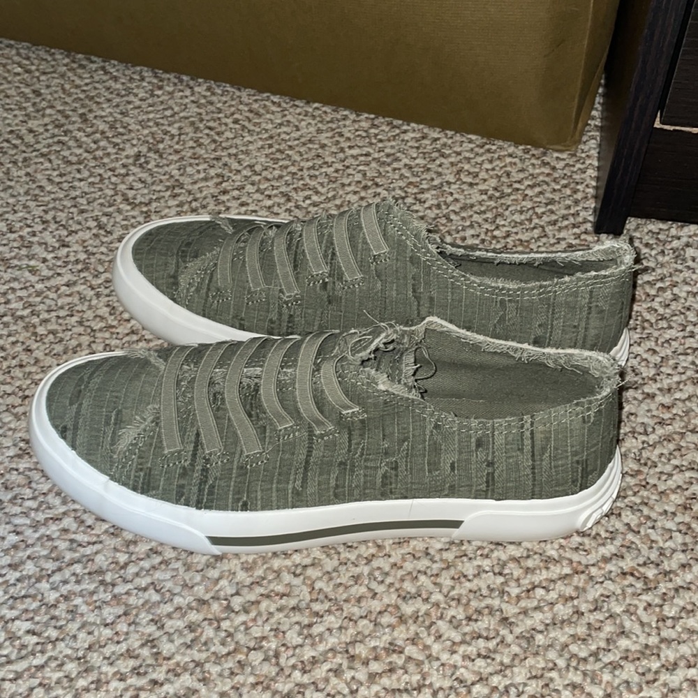 New rocket dog slip ons - Picture 2 of 3